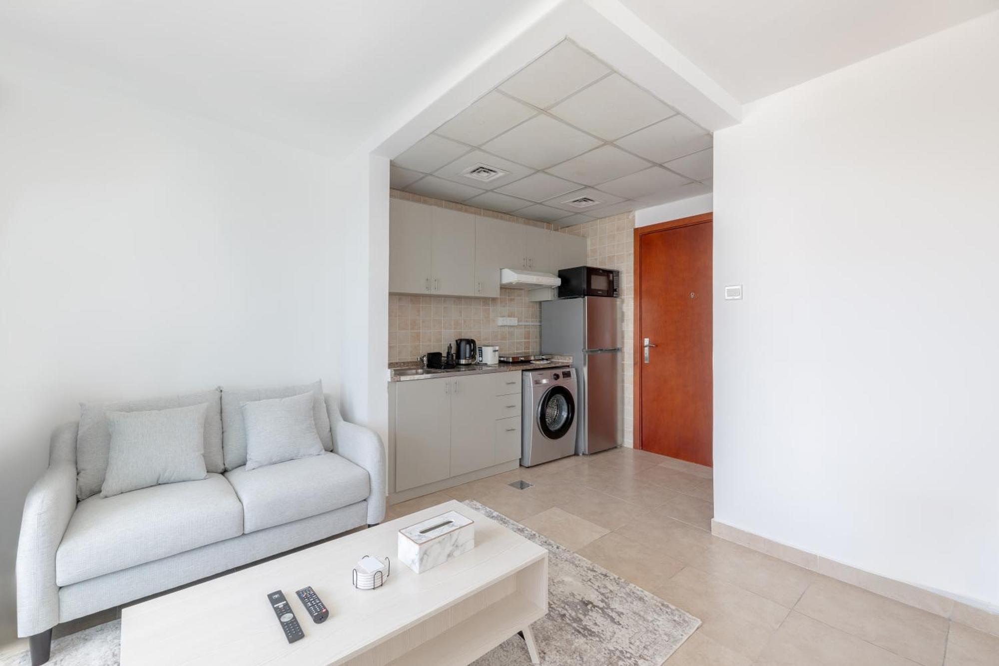 Cozy, Compact, Equipped Studio, 8 Mins From Metro Apartment *