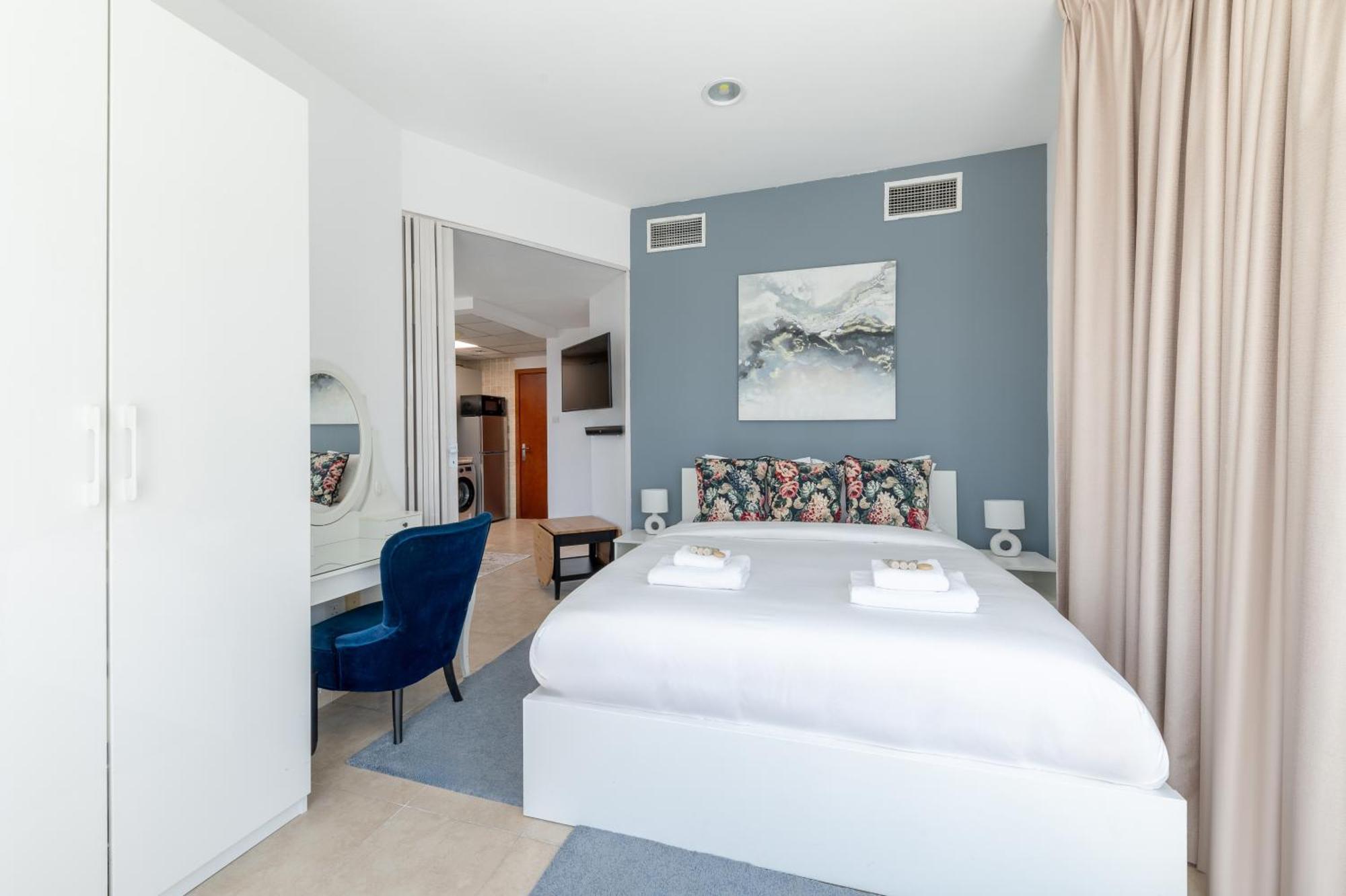 Cozy, Compact, Equipped Studio, 8 Mins From Metro Apartment *