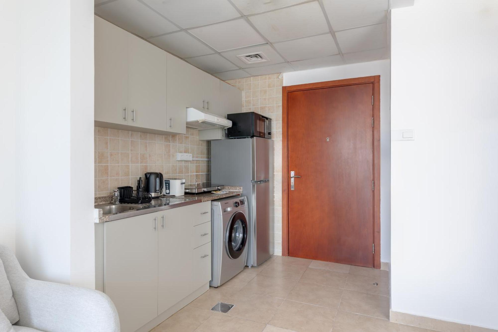 Apartment Cozy, Compact, Equipped Studio, 8 Mins From Metro *