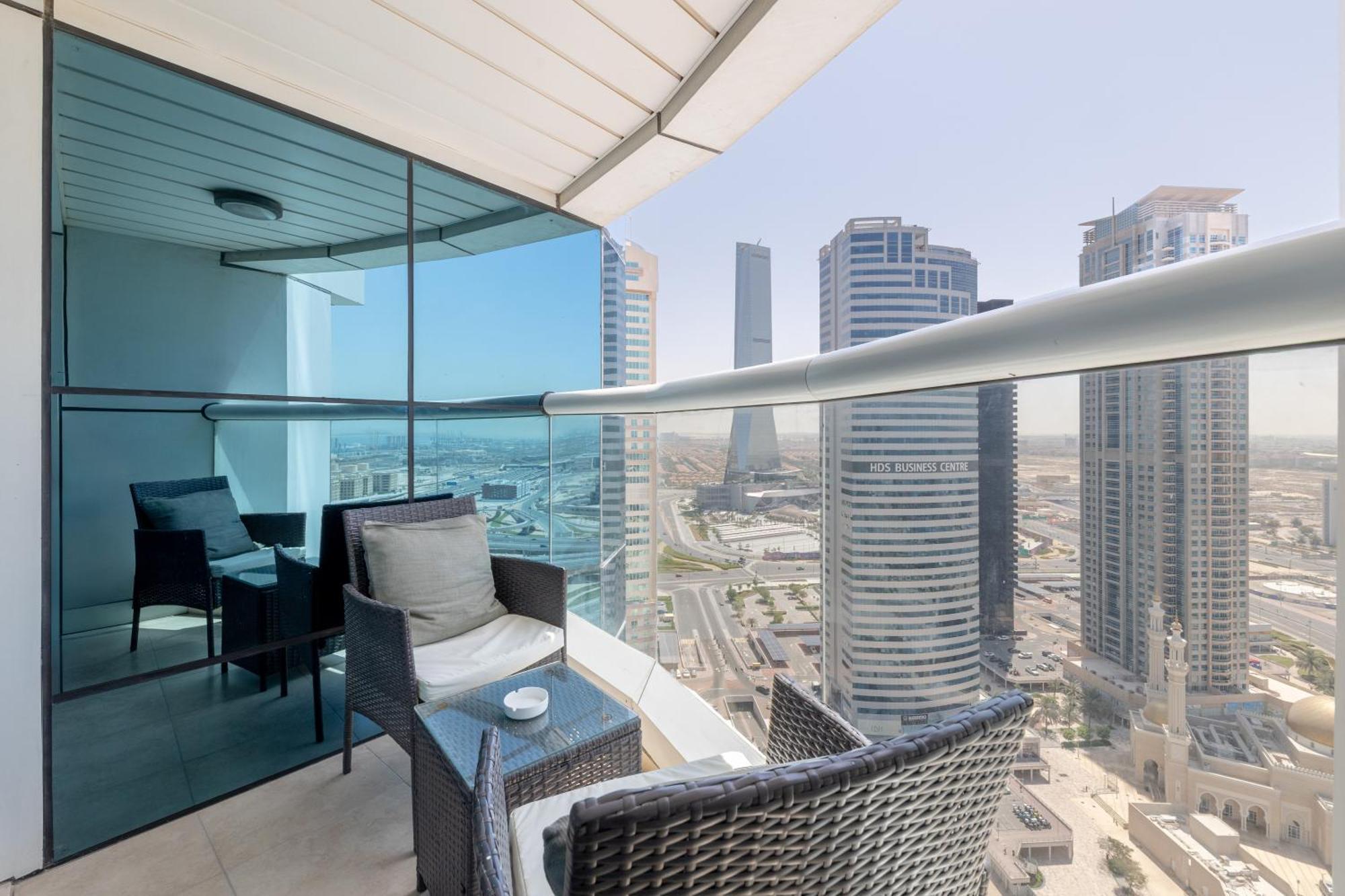 Cozy, Compact, Equipped Studio, 8 Mins From Metro * Dubai